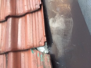 瓦屋根　割れ補修