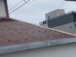 大阪市　屋根ケラバ金物破損修理　高所作業車　ダイタク