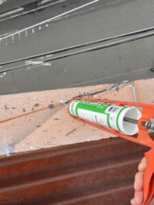 大阪市　屋根ケラバ金物破損修理　高所作業車　ダイタク