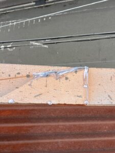 大阪市　屋根ケラバ金物破損修理　高所作業車　ダイタク
