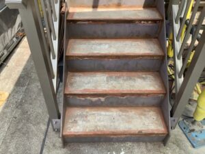 東大阪市　外部階段　社屋　長尺シート工事　DAITAKU　ダイタク