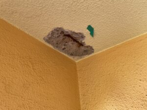 生駒市　マンション　廊下天井　爆裂補修　補修部塗装　