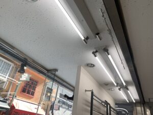奈良市　店舗　雨漏り跡　塗装工事　DAITAKU　ダイタク