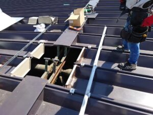 東大阪市　体育館　屋根換気工事　ベンチレーター取付　DAITAKU　ダイタク